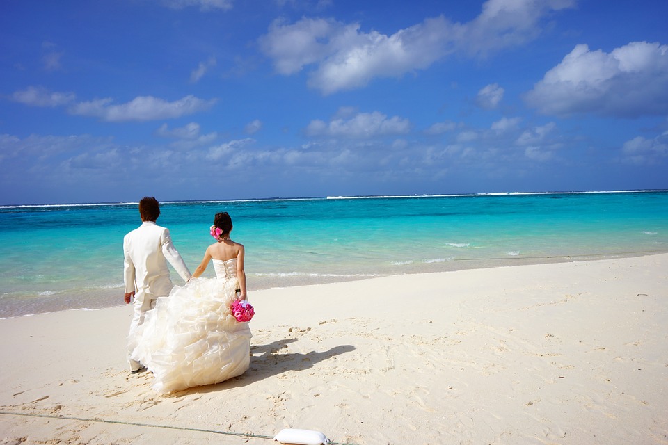 bride-and-groom-483223_960_720